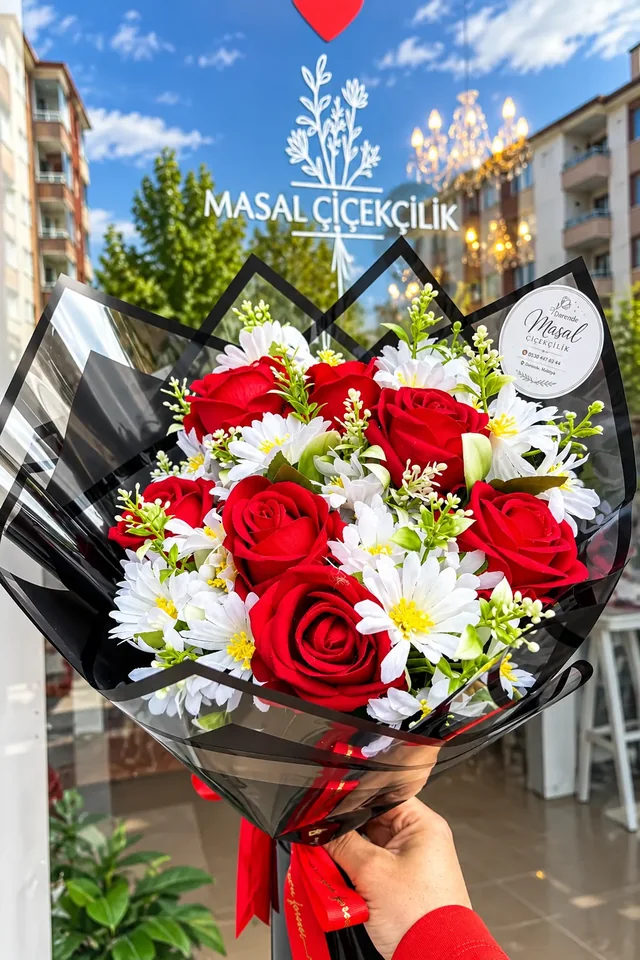 Kırmızı beyaz gül buketi — Masal Dekor Darende çiçekçilik