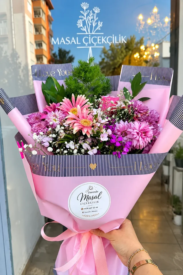 Pembe ambalajlı kır buketi — Masal Dekor Darende çiçekçilik