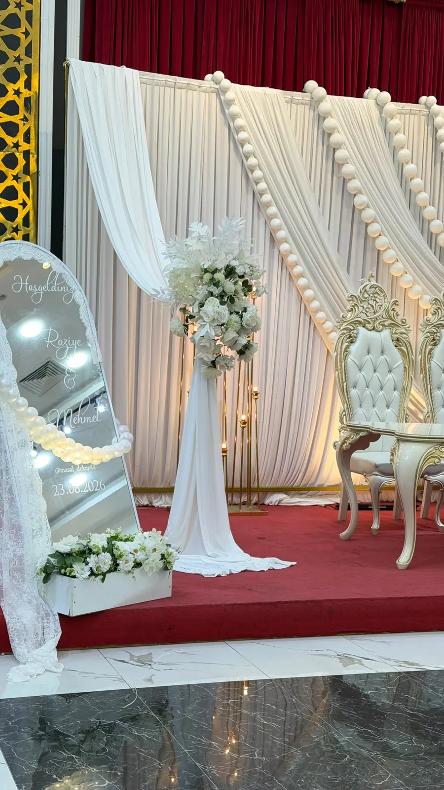 Beyaz tüller ve çiçeklerle hazırlanan düğün oturma sahnesi