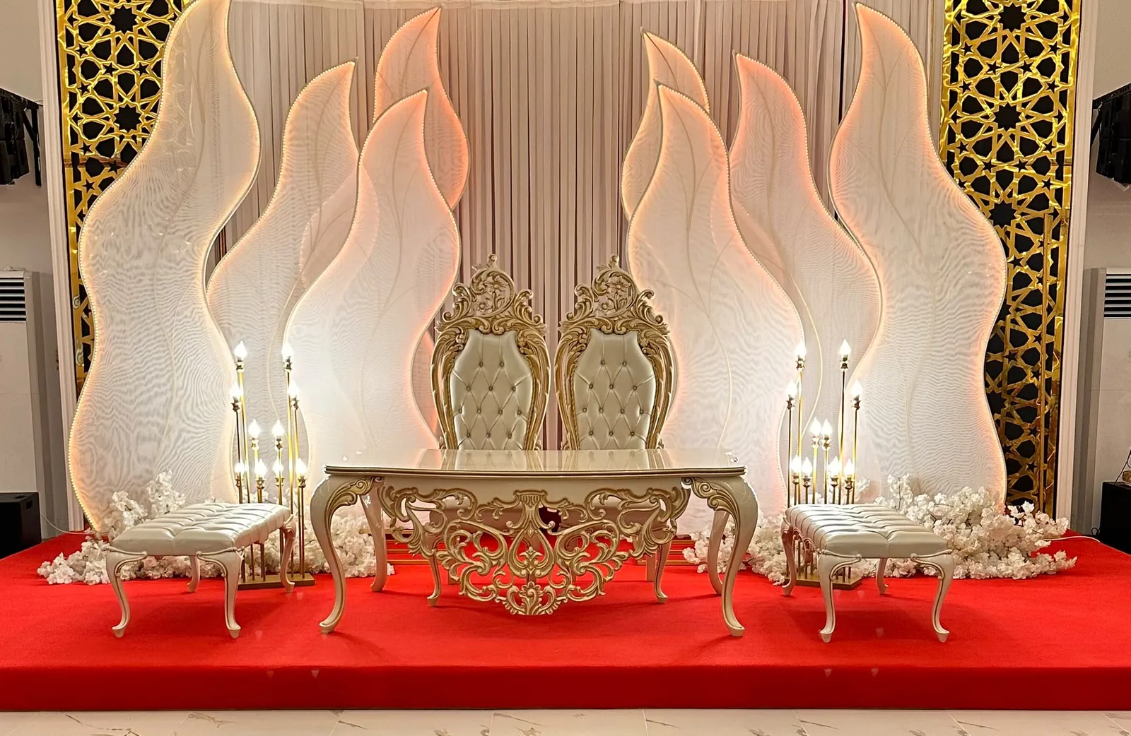 Gold kıvrımlı panellerle hazırlanmış tören oturma sahnesi