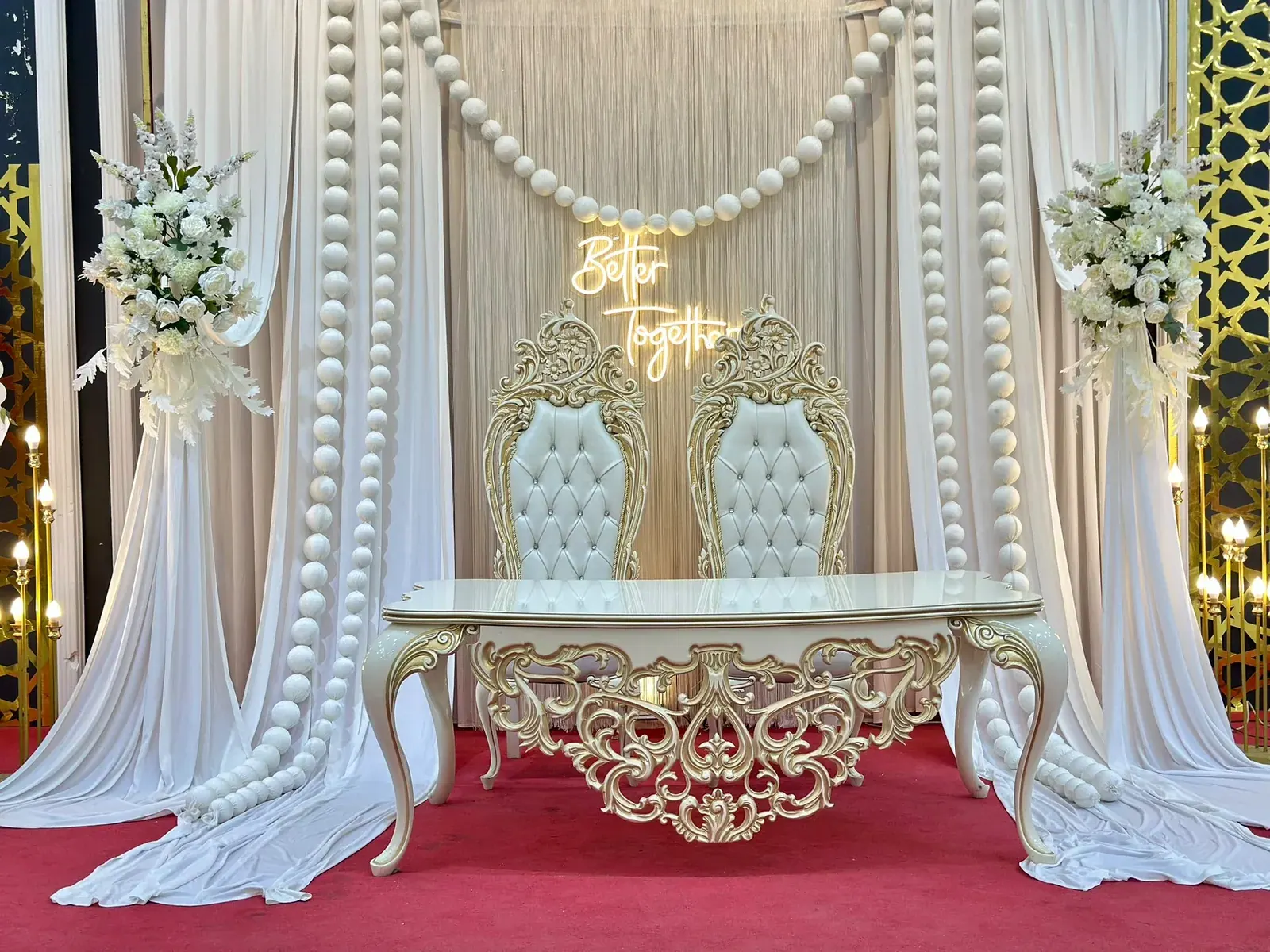Beyaz tüllü fonda çiçekli ve gold detaylı tören masası