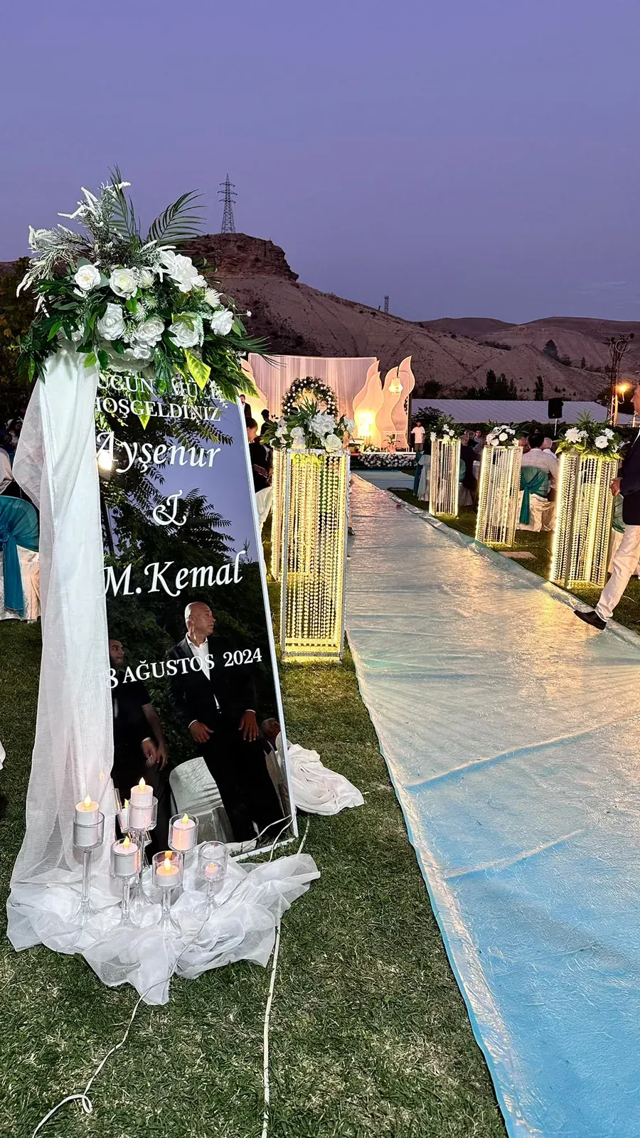 Bahçe yolunda çiçeklerle tasarlanan karşılama dekoru
