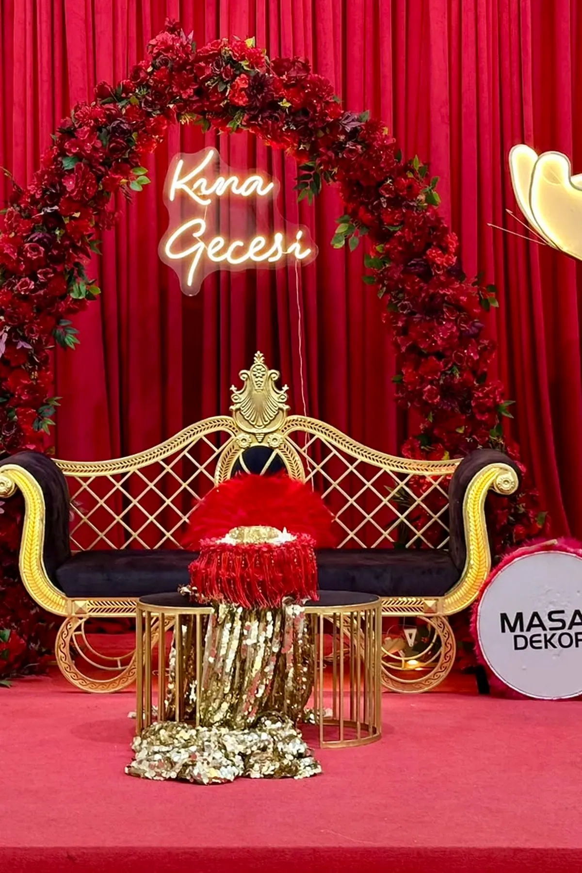 Kırmızı fon ve gold tahtla hazırlanan kına gecesi konsepti
